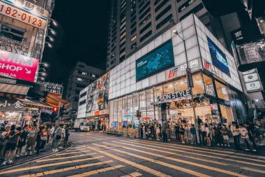 15 Haziran 2024 Mong Kok. Gece Hong Kong şehir manzarası neon reklamları, sokak