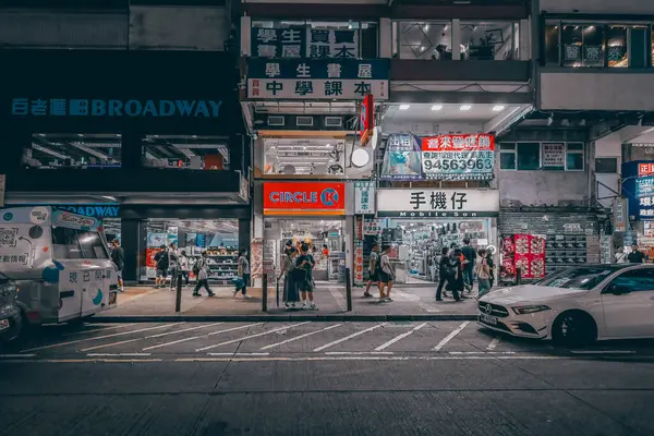 15 Haziran 2024 Mong Kok. Gece Hong Kong şehir manzarası neon reklamları, sokak