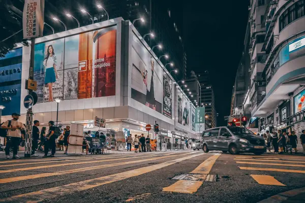 15 Haziran 2024 Mong Kok. Gece Hong Kong şehir manzarası neon reklamları, sokak