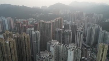 Hong Kong - 2 Haziran 2024: Bulutlu gökyüzü altındaki muhteşem şehir manzarası, gün batımı zamanı 