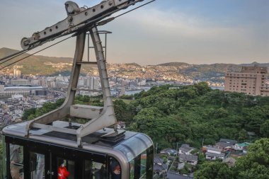 13 Mayıs 2024 Japonya 'daki Inasayama Dağı' ndan Nagasaki şehri.