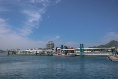 Arka planda güzel ağaçlar ve mavi gökyüzü olan güzel bir park 13 Mayıs 2024