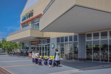 Arka planda güzel ağaçlar ve mavi gökyüzü olan güzel bir park 13 Mayıs 2024