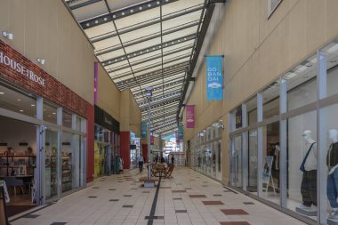 Arka planda güzel ağaçlar ve mavi gökyüzü olan güzel bir park 13 Mayıs 2024