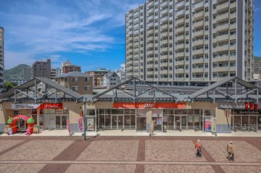 Arka planda güzel ağaçlar ve mavi gökyüzü olan güzel bir park 13 Mayıs 2024