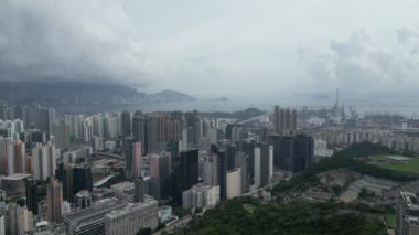 Hong Kong - 18 Haziran 2024: Kowloon batı mimarisinin şehir manzarası 