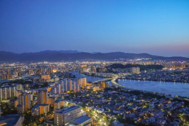 Fukuoka Şehri üzerinde Alacakaranlık, Huzurlu Fukuoka Skyline 16 Mayıs 2024