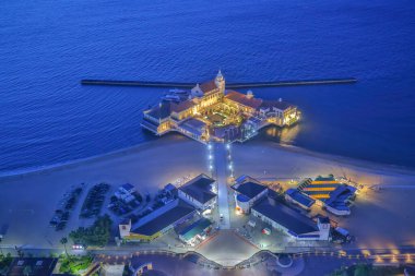 Momochi Sahil Parkı 'nda Marizon düğün salonu olan plaj 16 Mayıs 2024