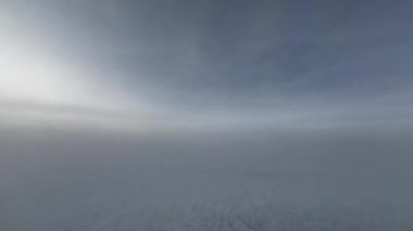 Uçak penceresinden bak. Su yüzeyindeki bulutlar. Atmosfer kavramı