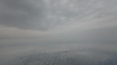 Uçak penceresinden bak. Su yüzeyindeki bulutlar. Atmosfer kavramı