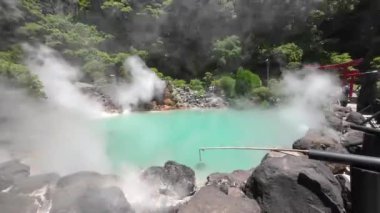Japonya - 16 Mayıs 2024: Umi Jigoku, Beppu Büyüleyici Deniz Cehennemi Jeotermal Harikalar Diyarı