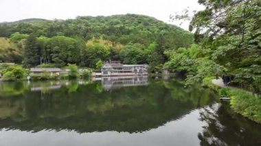 Oita, Japonya - 15 Mayıs 2024: Yufuin 'deki Kinrin Gölü manzarası