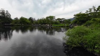 Oita, Japonya - 15 Mayıs 2024: Yufuin 'deki Kinrin Gölü manzarası