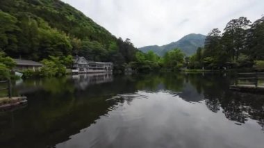 Oita, Japonya - 15 Mayıs 2024: Yufuin 'deki Kinrin Gölü manzarası