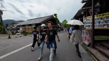 Japonya - 15 Mayıs 2024: Yufuincho Caddesi, Nagasaki Kırsal Bölgesi 'nde Yakışıklı Yürüyüşler  