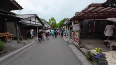 Japonya - 15 Mayıs 2024: Yufuincho Caddesi, Nagasaki Kırsal Bölgesi 'nde Yakışıklı Yürüyüşler  