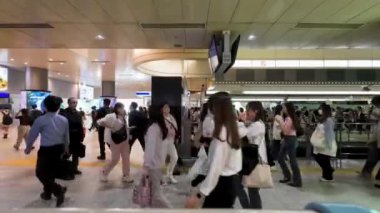 Japonya - 17 Mayıs 2024: Tenjin Tren İstasyonu platformunda kalabalık 