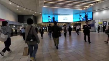 Japonya - 17 Mayıs 2024: Tenjin Tren İstasyonu platformunda kalabalık 