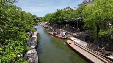 Japonya - 17 Mayıs 2024: Yanagawa Büyülü Su Yolları 'nda Süzülen Kalabalık 