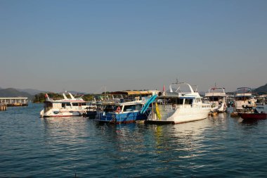 Sai Kung limanındaki Junks parkında. Hong Kong, 3 Ocak 2015