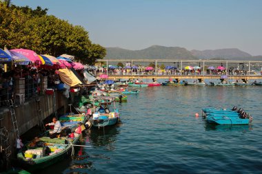Sai Kung limanında satılık taze deniz ürünleri, Hong Kong 3 Ocak 2015,