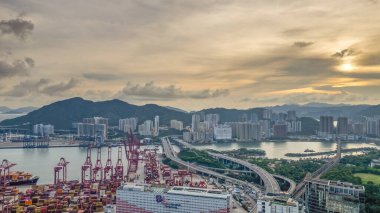 Hong Kong 'daki konteyner terminalinin manzarası 22 Haziran 2024