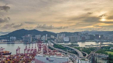Hong Kong 'daki konteyner terminalinin manzarası 22 Haziran 2024