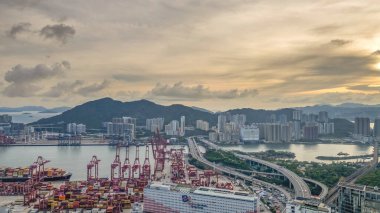 Hong Kong 'daki konteyner terminalinin manzarası 22 Haziran 2024