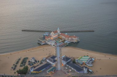 Momochi Sahil Parkı 'nda Marizon düğün salonu olan plaj 16 Mayıs 2024