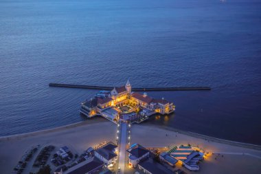 Momochi Sahil Parkı 'nda Marizon düğün salonu olan plaj 16 Mayıs 2024