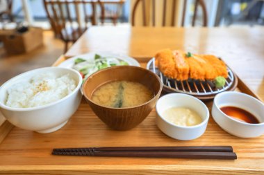 Çeşitli yemeklerden oluşan geleneksel Japon yemeği