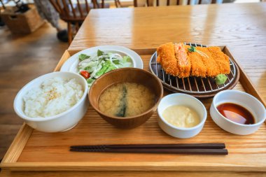 Çeşitli yemeklerden oluşan geleneksel Japon yemeği