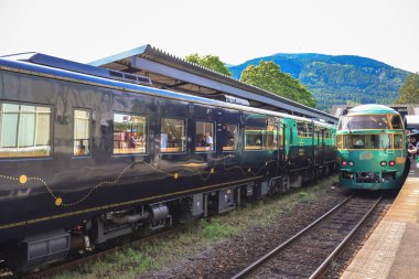 YUFUIN NO MORI, 15 Mayıs 2024 'te Yufuin İstasyonu ile duruyor.