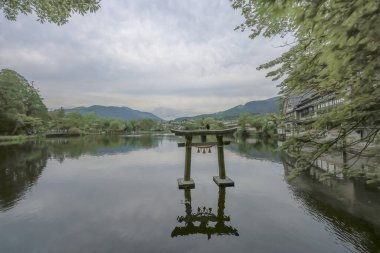 15 Mayıs 2024 Torii Kinrin Gölü Yufuin, Oita, Japonya