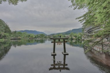 15 Mayıs 2024 Torii Kinrin Gölü Yufuin, Oita, Japonya
