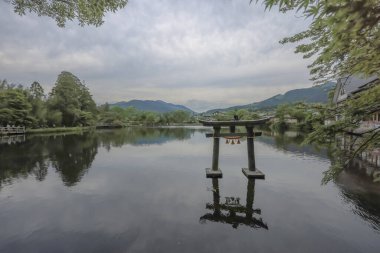 15 Mayıs 2024 Torii Kinrin Gölü Yufuin, Oita, Japonya