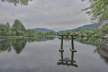 15 Mayıs 2024 Torii Kinrin Gölü Yufuin, Oita, Japonya