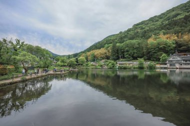 Kinrin Gölü manzarası Yufuin, Oita, Japonya 15 Mayıs 2024