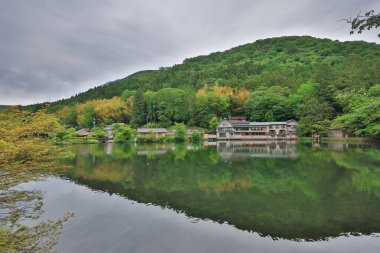 Kinrin Gölü manzarası Yufuin, Oita, Japonya 15 Mayıs 2024