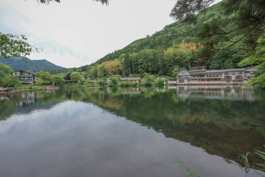 Kinrin Gölü manzarası Yufuin, Oita, Japonya 15 Mayıs 2024