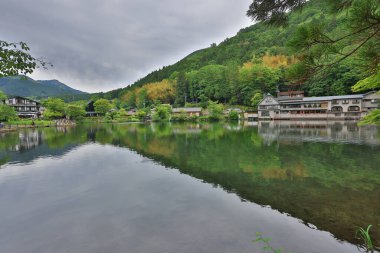 Kinrin Gölü manzarası Yufuin, Oita, Japonya 15 Mayıs 2024