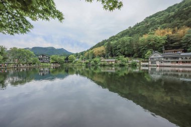 Kinrin Gölü manzarası Yufuin, Oita, Japonya 15 Mayıs 2024