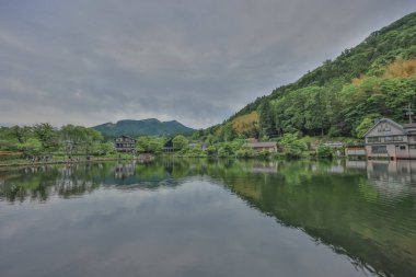 Kinrin Gölü manzarası Yufuin, Oita, Japonya 15 Mayıs 2024