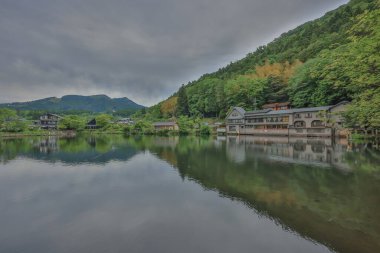 Kinrin Gölü manzarası Yufuin, Oita, Japonya 15 Mayıs 2024
