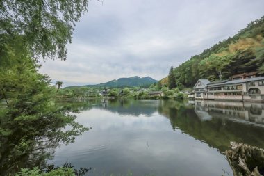 Kinrin Gölü manzarası Yufuin, Oita, Japonya 15 Mayıs 2024