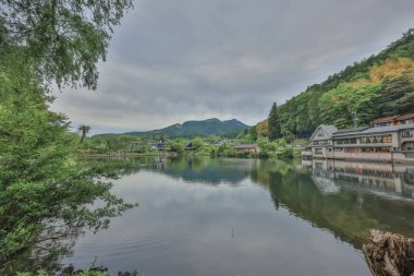 Kinrin Gölü manzarası Yufuin, Oita, Japonya 15 Mayıs 2024