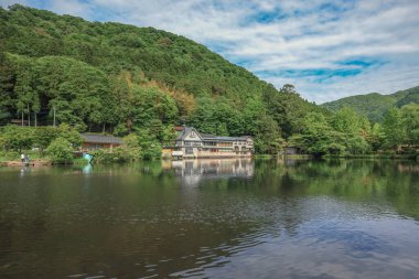 Yufuin, Oita, Japonya 'da mavi gökyüzü geçmişi 15 Mayıs 2024