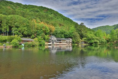 Yufuin, Oita, Japonya 'da mavi gökyüzü geçmişi 15 Mayıs 2024