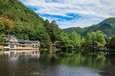 Yufuin, Oita, Japonya 'da mavi gökyüzü geçmişi 15 Mayıs 2024