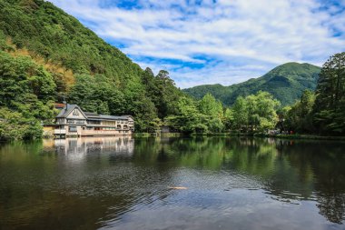 Yufuin, Oita, Japonya 'da mavi gökyüzü geçmişi 15 Mayıs 2024